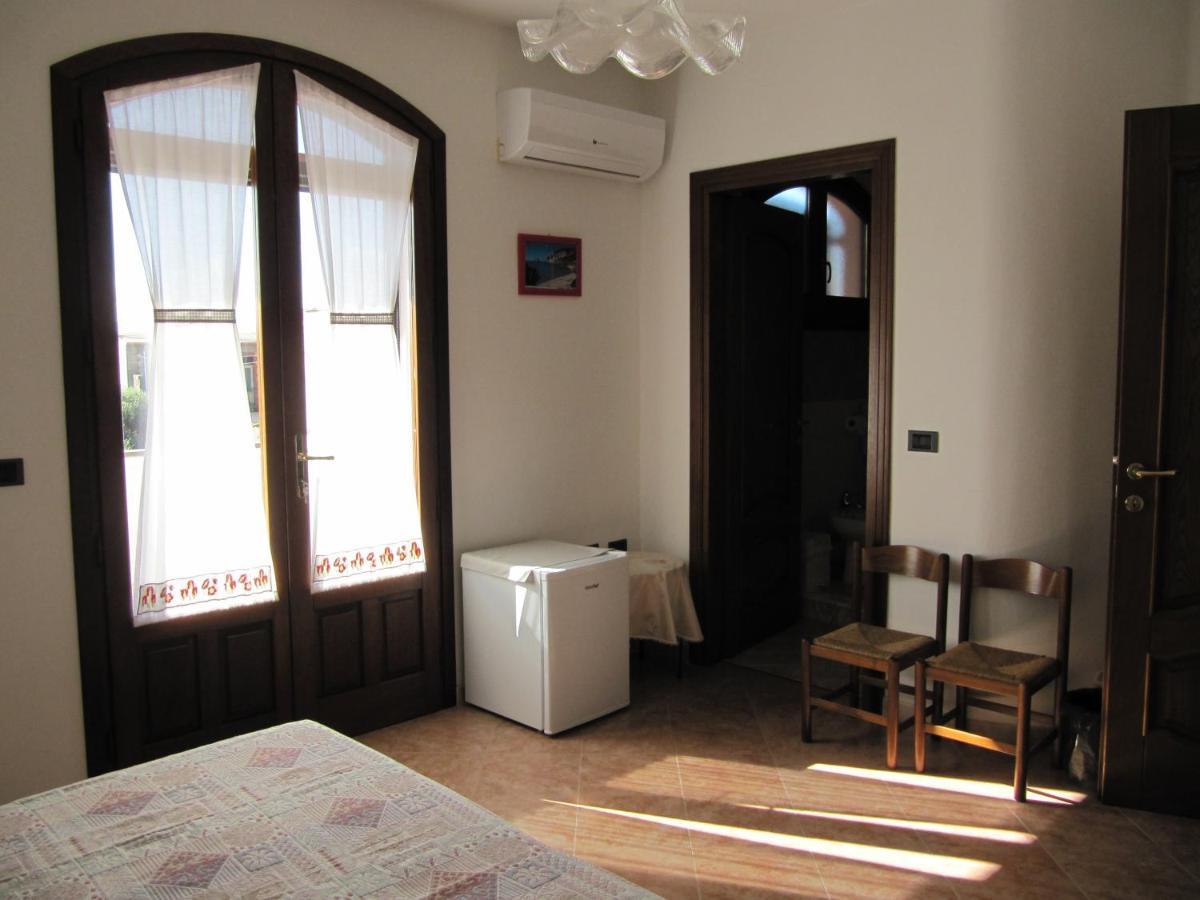 Il Portico Bed & Breakfast Uras ภายนอก รูปภาพ
