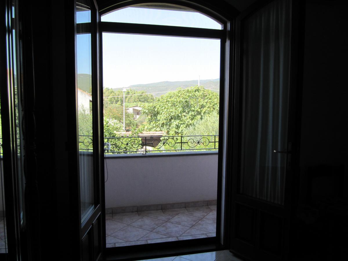 Il Portico Bed & Breakfast Uras ภายนอก รูปภาพ